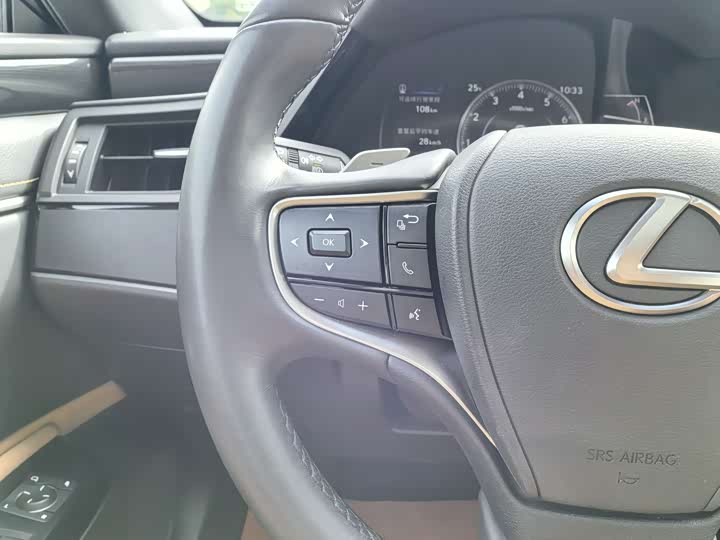 Фото 24 - Lexus ES
