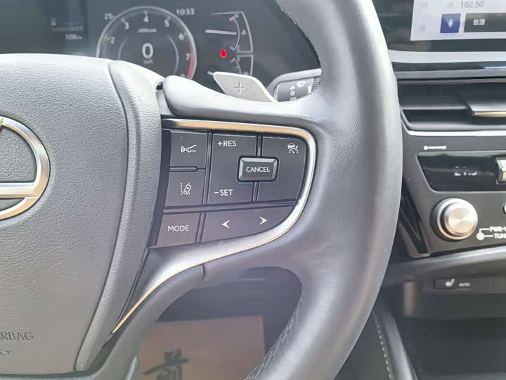 Фото 25 - Lexus ES