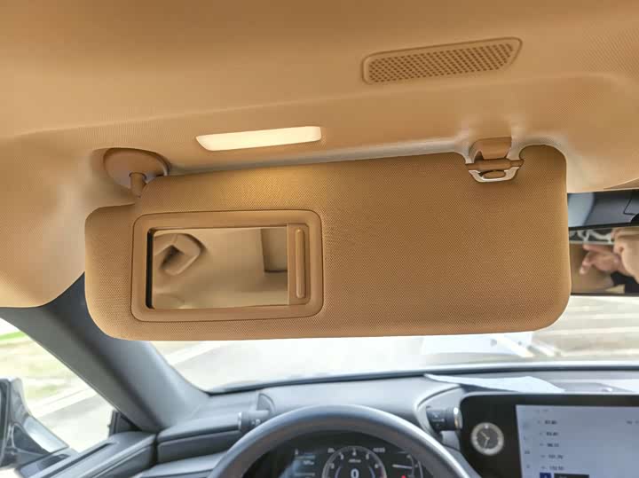 Фото 28 - Lexus ES