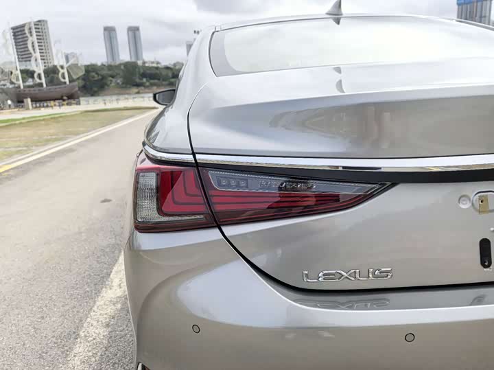 Фото 31 - Lexus ES