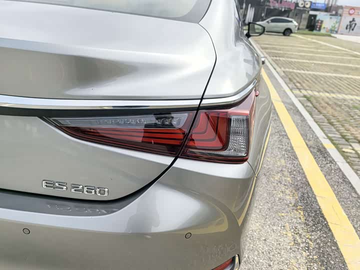 Фото 32 - Lexus ES