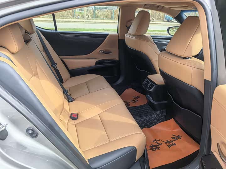 Фото 35 - Lexus ES