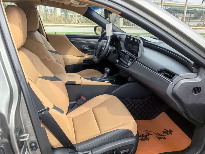 Фото 36 - Lexus ES