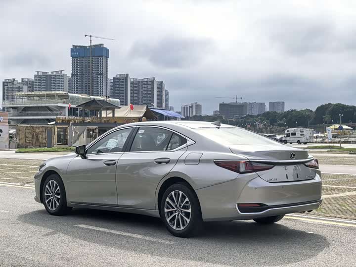 Фото 5 - Lexus ES