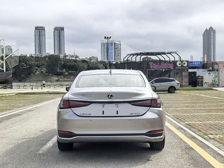 Фото 6 - Lexus ES