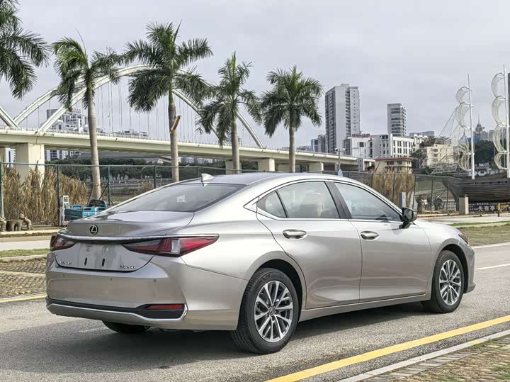 Фото 7 - Lexus ES