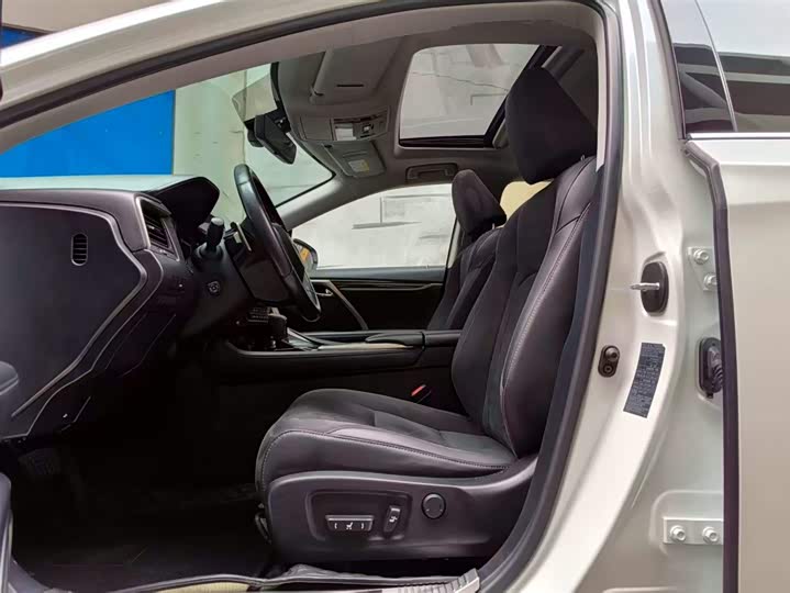 Фото 9 - Lexus RX