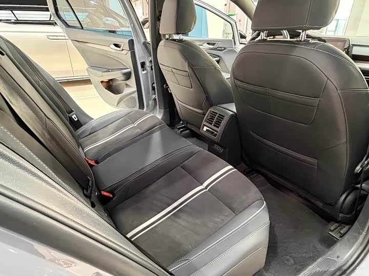 Фото 12 - Volkswagen Golf