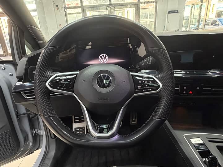 Фото 13 - Volkswagen Golf