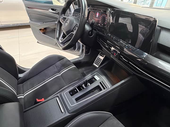 Фото 17 - Volkswagen Golf