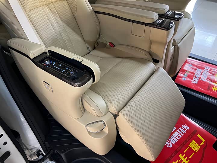 Фото 19 - Toyota Vellfire