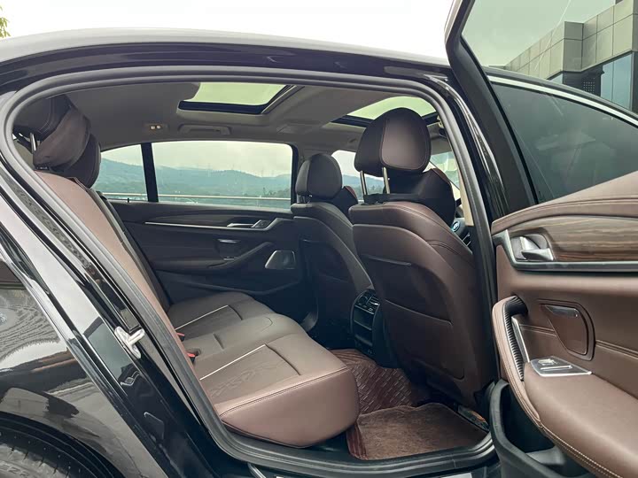 Фото 18 - BMW 5 Series