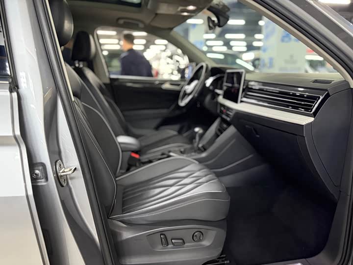 Фото 11 - Volkswagen Tiguan L Pro