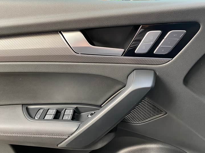 Фото 10 - Audi Q5L