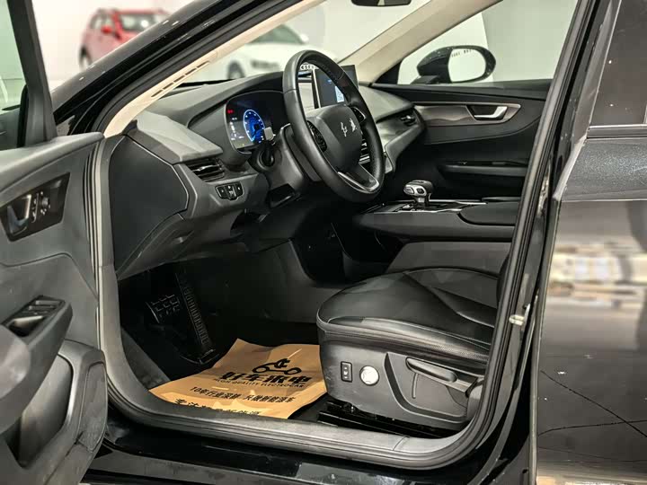 Фото 7 - Hongqi E-QM5