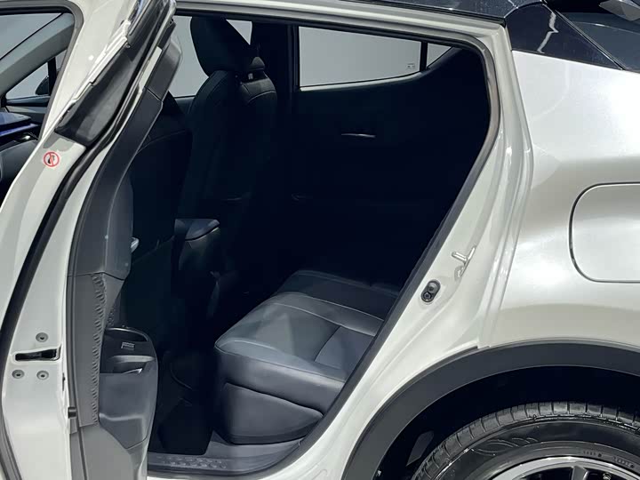 Фото 10 - Toyota C-HR