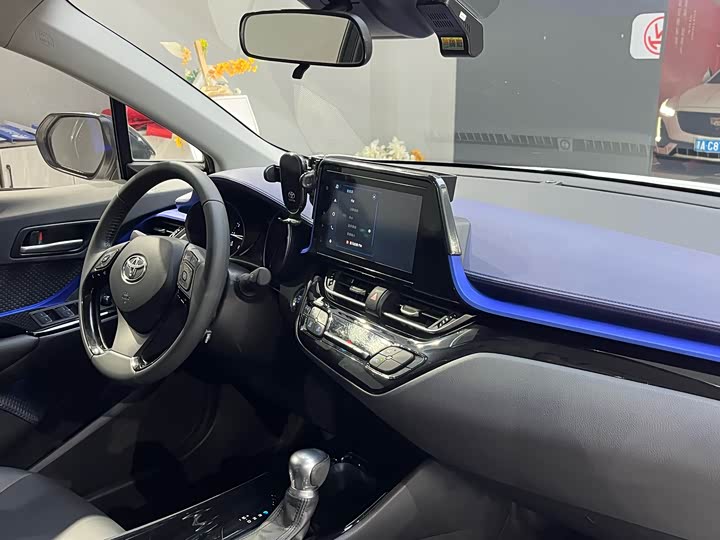 Фото 12 - Toyota C-HR