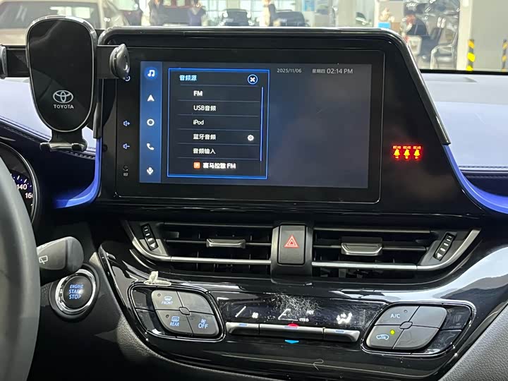 Фото 13 - Toyota C-HR