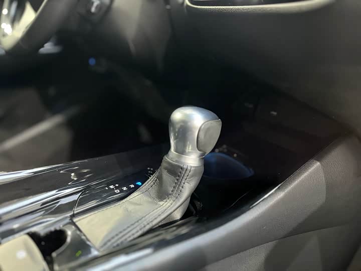 Фото 14 - Toyota C-HR