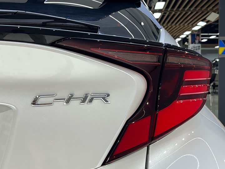 Фото 17 - Toyota C-HR