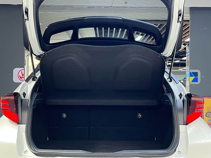 Фото 18 - Toyota C-HR