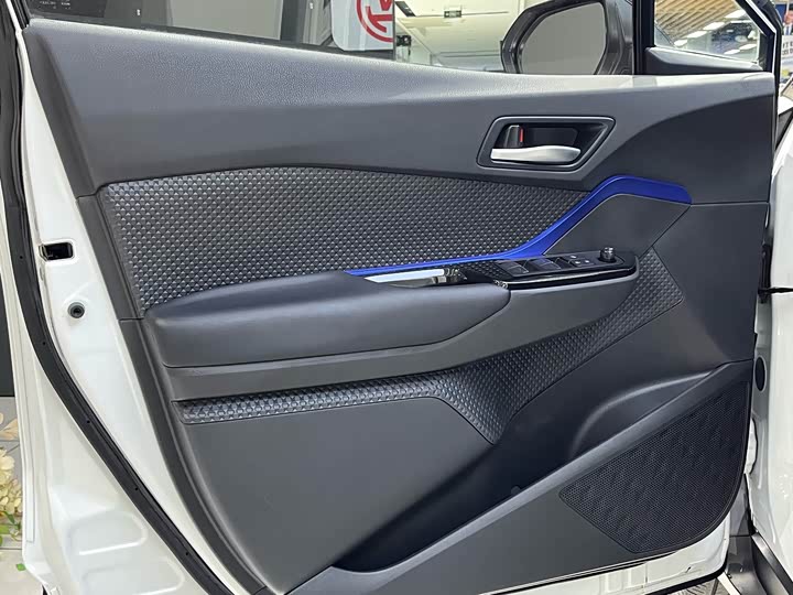 Фото 20 - Toyota C-HR