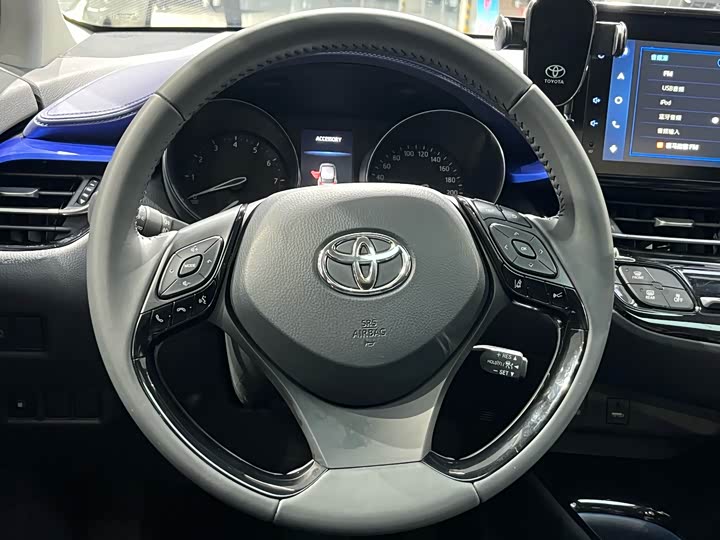 Фото 22 - Toyota C-HR