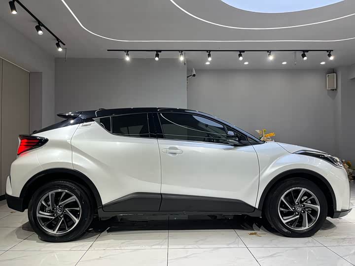 Фото 6 - Toyota C-HR