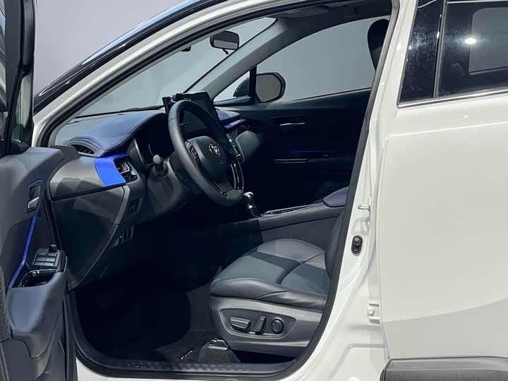 Фото 7 - Toyota C-HR