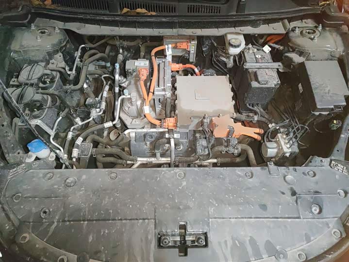 Фото 11 - Hongqi E-QM5