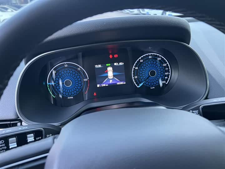 Фото 12 - Hongqi E-QM5