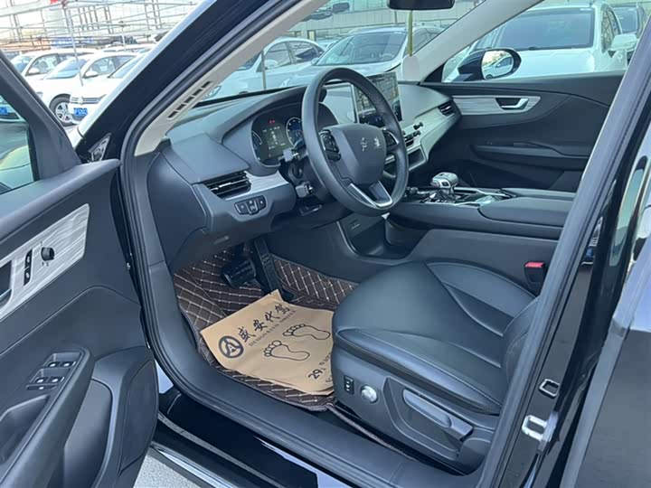 Фото 13 - Hongqi E-QM5