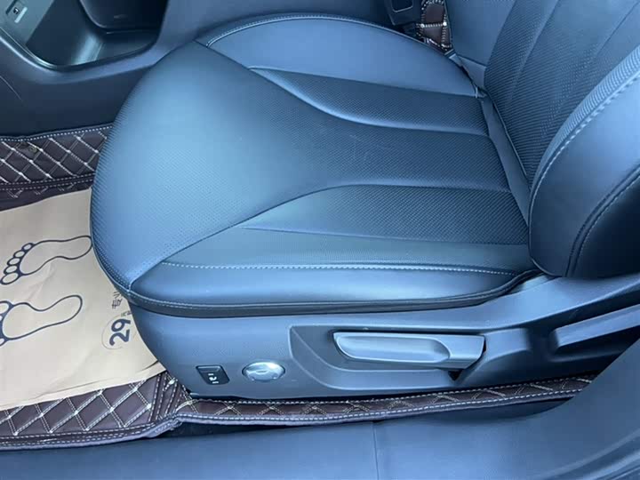 Фото 16 - Hongqi E-QM5