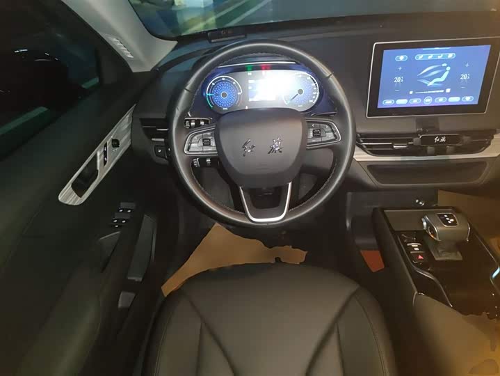 Фото 3 - Hongqi E-QM5