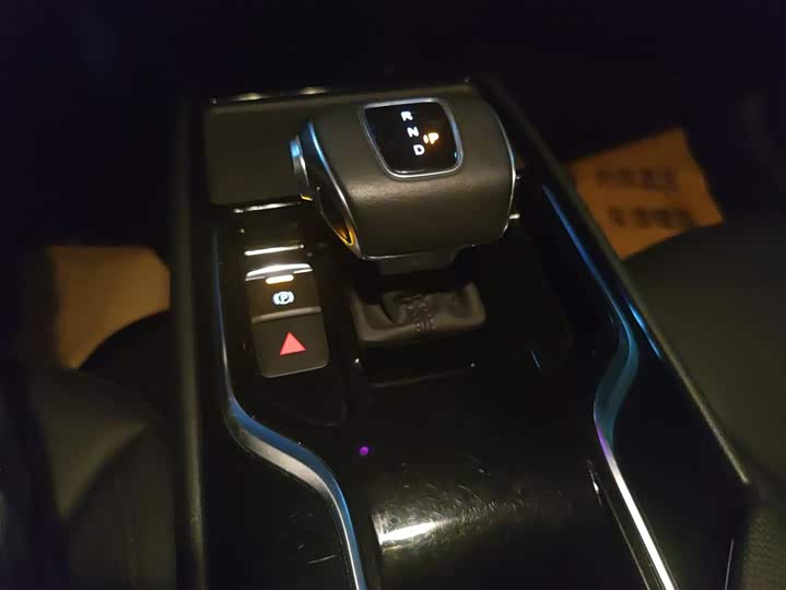 Фото 7 - Hongqi E-QM5