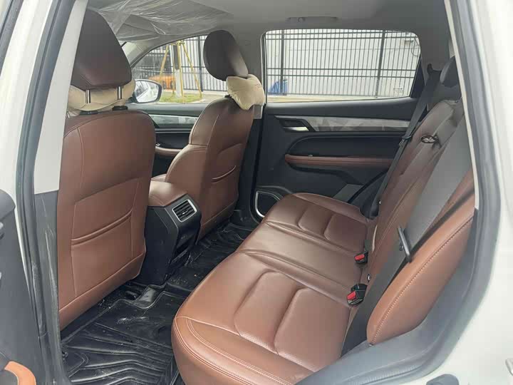 Фото 8 - Geely Vision X6