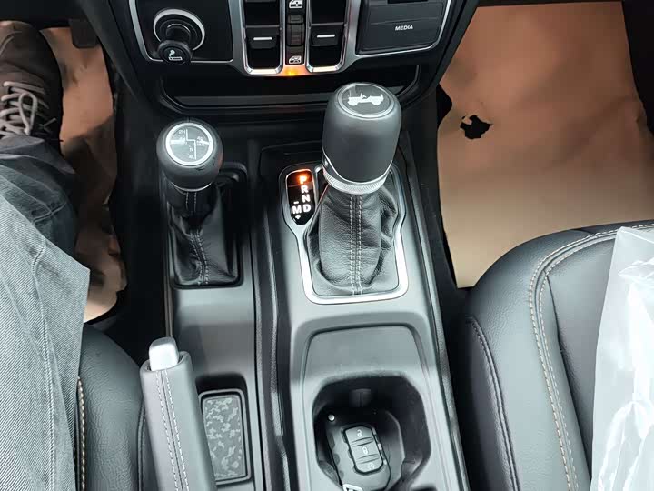 Фото 12 - Jeep Wrangler Hybrid