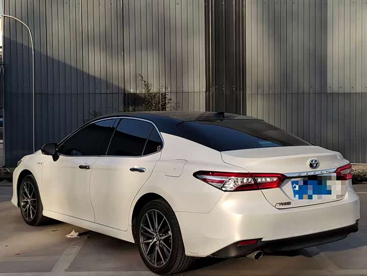 Фото 10 - Toyota Camry