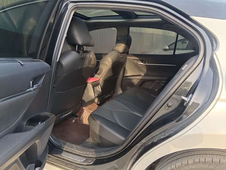 Фото 5 - Toyota Camry