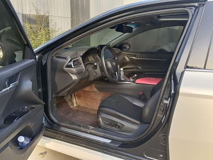 Фото 6 - Toyota Camry