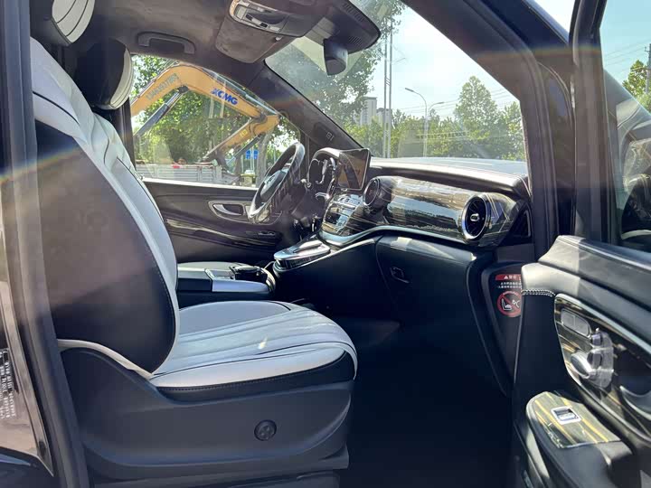 Фото 10 - Mercedes-Benz V-Class