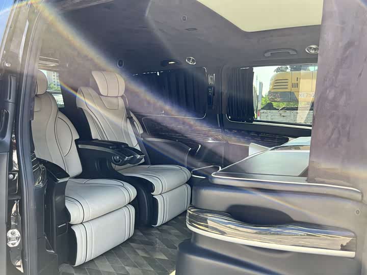 Фото 21 - Mercedes-Benz V-Class