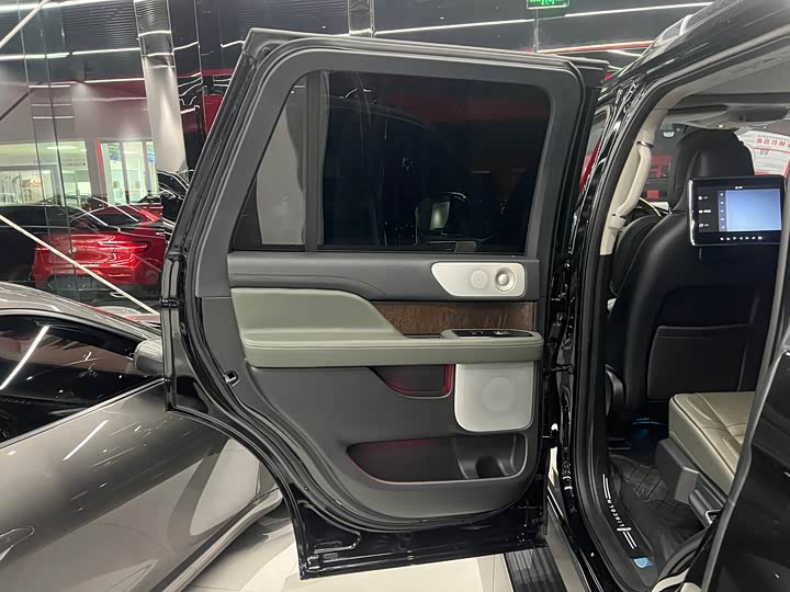 Фото 10 - Lincoln Navigator