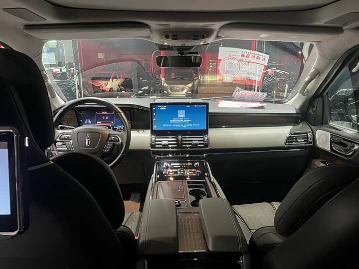 Фото 12 - Lincoln Navigator