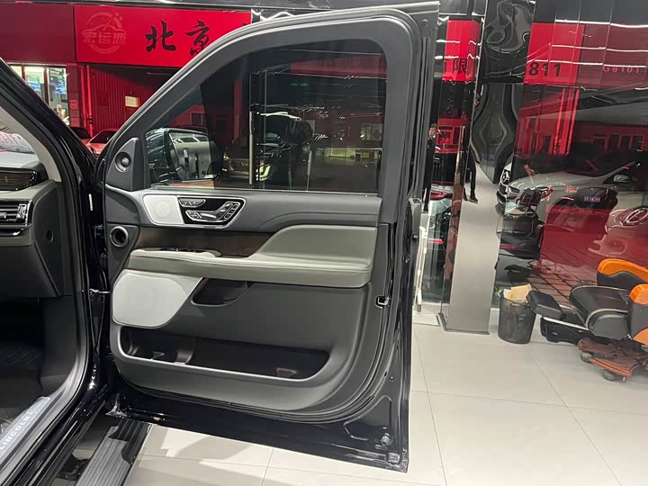 Фото 13 - Lincoln Navigator