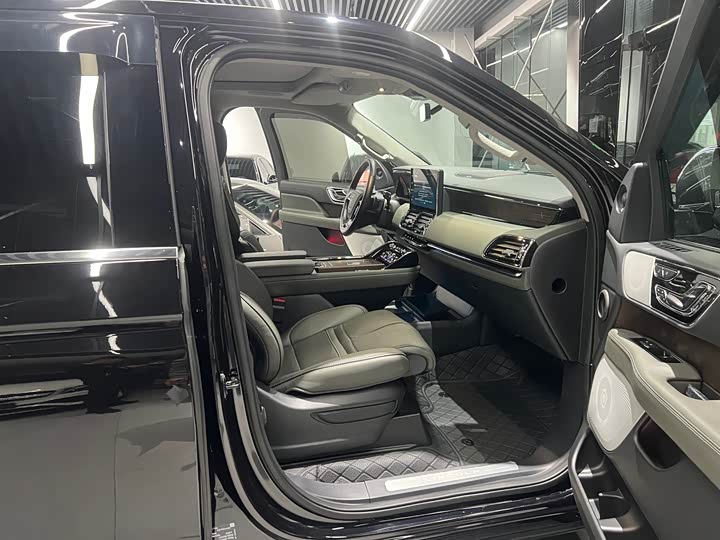 Фото 14 - Lincoln Navigator