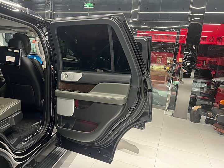 Фото 15 - Lincoln Navigator