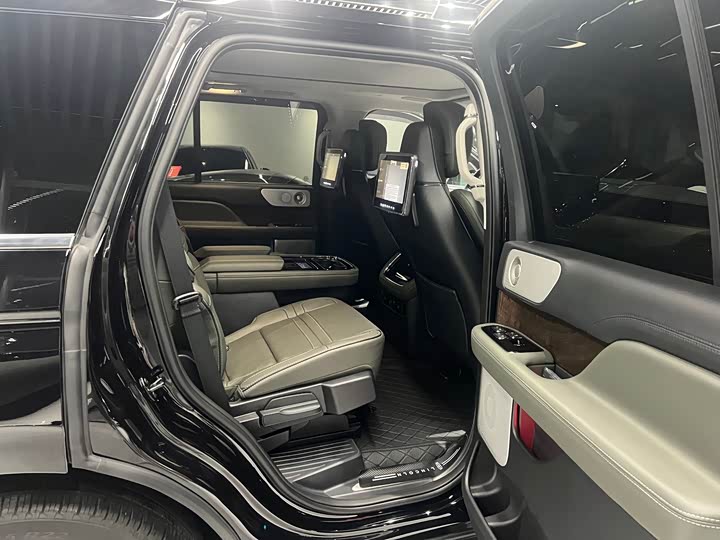 Фото 16 - Lincoln Navigator