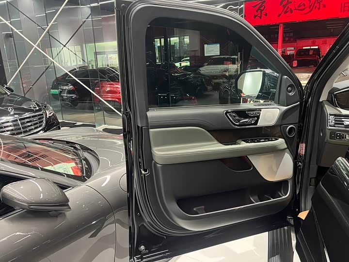 Фото 7 - Lincoln Navigator