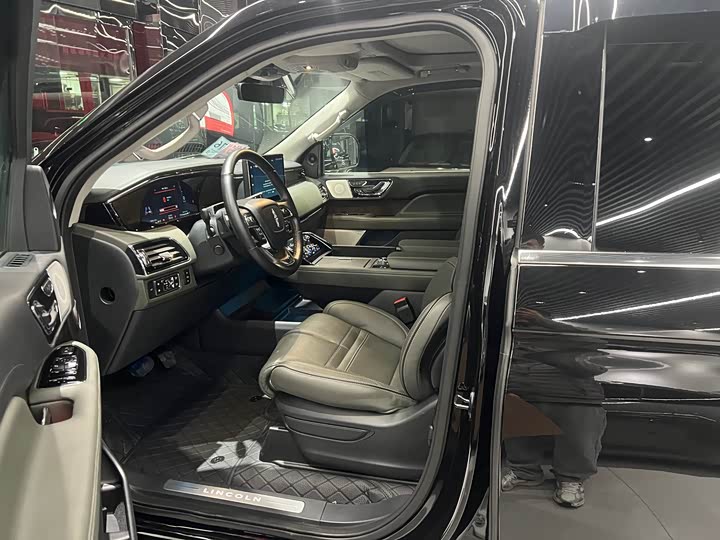 Фото 8 - Lincoln Navigator